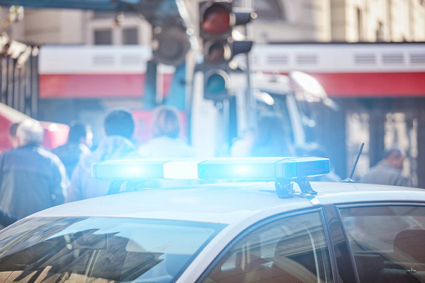 Voiture de police avec feux bleus sur la scène de crime dans la circulation / urba
 - Photo, image
