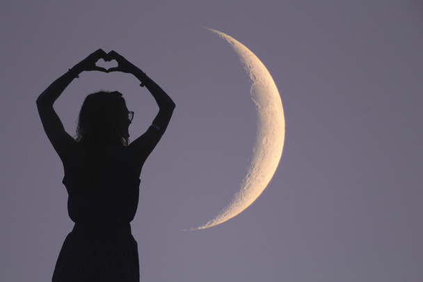 Mädchen mit Herz - Form mit Teleskop, Mond und Sternen. meine  - Foto, Bild