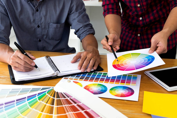 Grafiker wählen Farben aus den Farbbändern Muster für - Foto, Bild