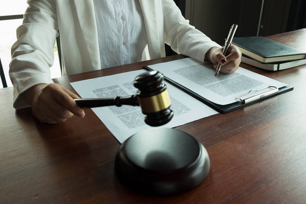 Právník pracující s smlouvy papíry na stole v kanceláři. nevýhody - Fotografie, Obrázek