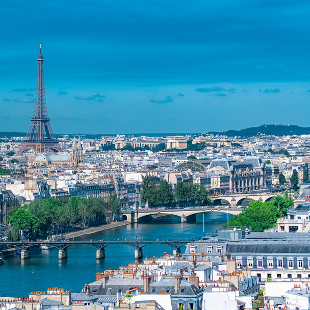 パリ、エッフェル塔、セーヌ川、橋、および最も有名なモニュメントのパノラマ  - 写真・画像