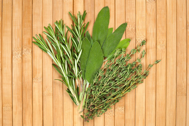 Collection d'herbes fraîches pour la cuisson isolée sur fond en bois
 - Photo, image