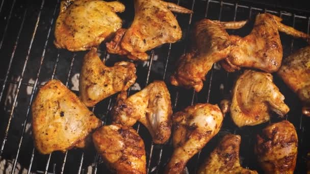 Lahodné kuřecí kousky smažené na grilu - Záběry, video