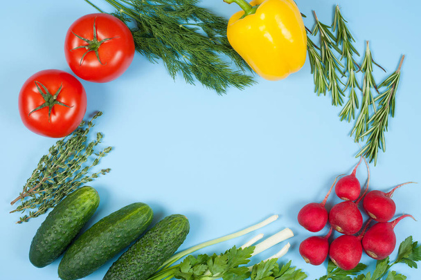 Свіжі барвисті органічні овочі, захоплені зверху (вид зверху
, - Фото, зображення