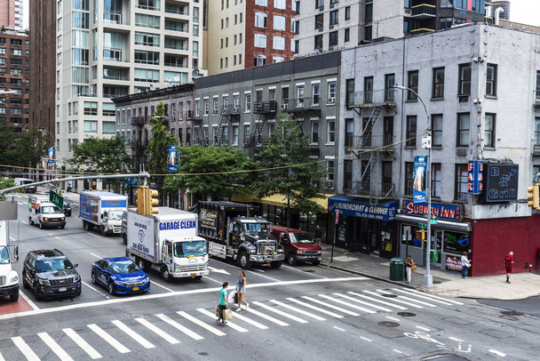 Rua com trânsito e seus arranha-céus em Manhattan, Nova York C
 - Foto, Imagem