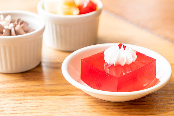 strawberry jelly with white cream - Foto, afbeelding