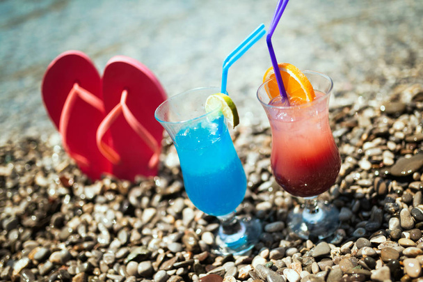 Dos zumos tropicales frescos, cócteles en la playa
 - Foto, Imagen