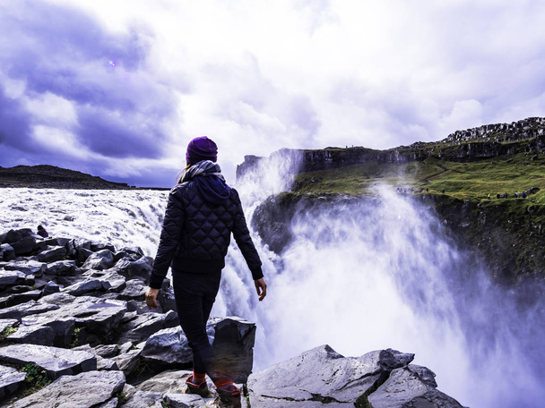 Жіночий мандрівник, що ходить на краю водоспаду Селфосс на півночі Ісландії - Фото, зображення