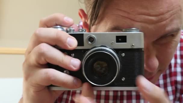 Fotógrafo toma fotos en la vieja cámara fotográfica
 - Metraje, vídeo