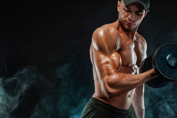 Muscular fitness sports man, atlete with dumbbell in fitness gym. - Foto, Bild
