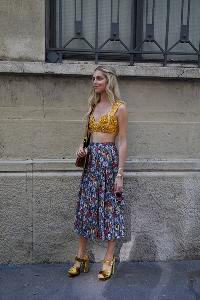 Chiara Ferragni with floral skirt and yellow tube top before Prada fashion show, Milan Fashion Week street style on June 18, 2017 in Milan. - Foto, afbeelding
