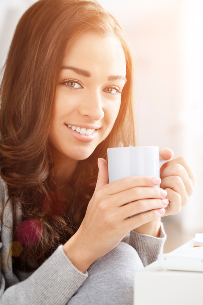 Attractive woman drinking coffee at home - Foto, Imagen