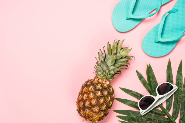 Summer flat lay background on pink. - Foto, afbeelding