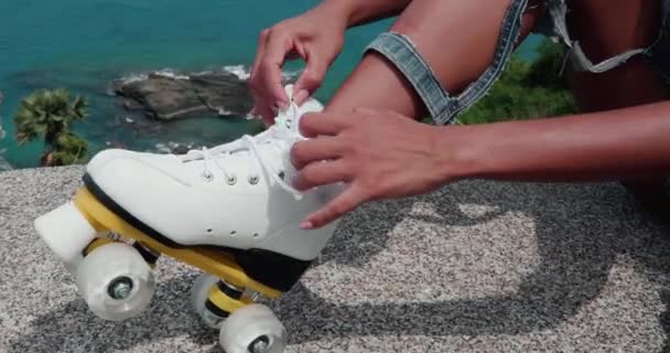 Primer plano de la pierna de la hermosa chica joven en patines de ruedas vintage durante el día soleado de verano
 - Imágenes, Vídeo