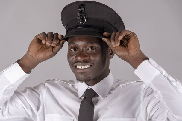 Inghilterra Regno Unito. Maggio 2019. Ritratto di un autista maschio che regola il suo cappello uniforme nero
. - Foto, immagini