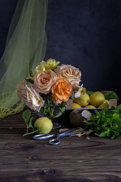 Naturaleza muerta con rosas y limones
 - Foto, imagen