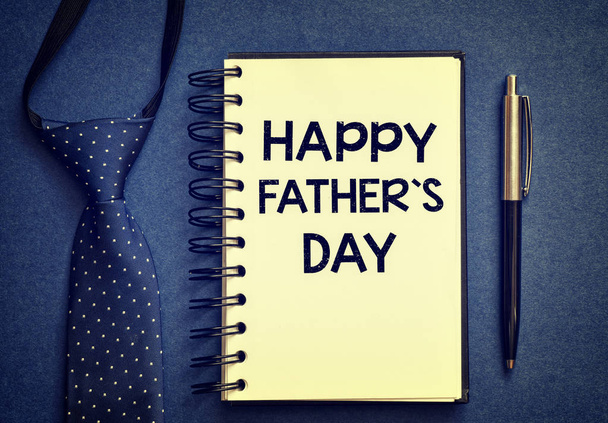 Widok z góry na notebooka z szczęśliwym ojcem napis dzień na stole - Zdjęcie, obraz