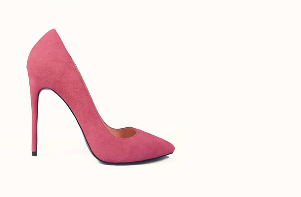 vaaleanpunaiset kengät valkoisella taustalla
 - Valokuva, kuva