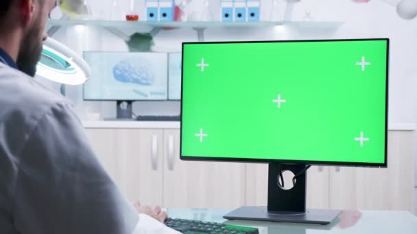 Felső a váll szemcsésedik-ból tudós működő-ra zöld képernyő számítógép - Felvétel, videó