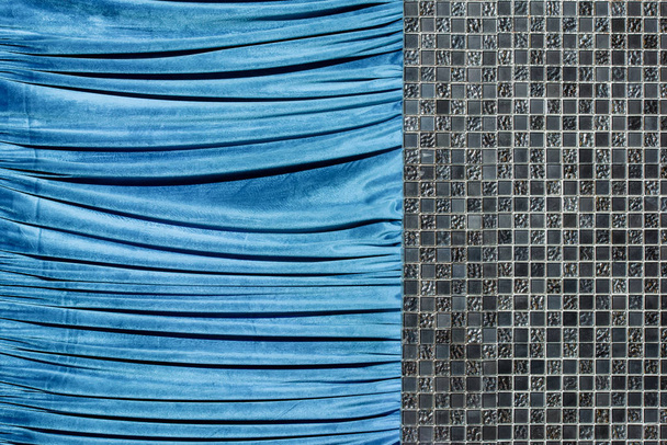 Mosaïque grise sur les murs. Décoration murale décorative. Rideau de velours bleu sur le fond de la mosaïque de carreaux de céramique
. - Photo, image