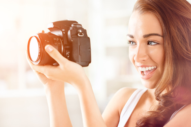Pretty woman is a proffessional photographer with dslr camera - Foto, imagen