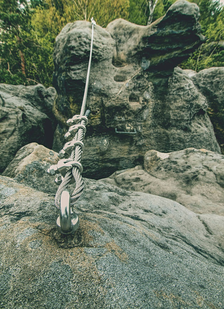 Mousqueton grimpant sur une corde d'acier entre les pics sur via ferrata
 - Photo, image