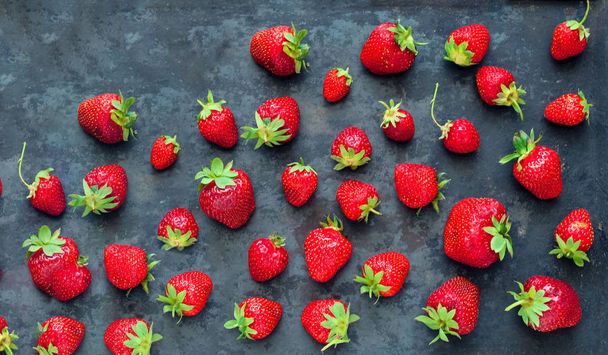 Ripe strawberries on vintage metal background. Healthy eating co - Фото, изображение