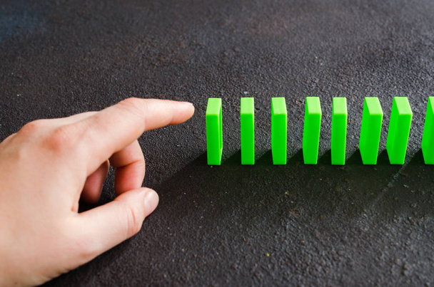 Kézzel kész push dominó darab okozhat láncreakciót. - Fotó, kép