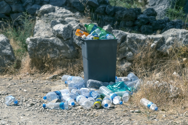 Kosz może przepełnione pustymi plastikowymi butelkami w górach. Problem zanieczyszczenia środowiska. - Zdjęcie, obraz