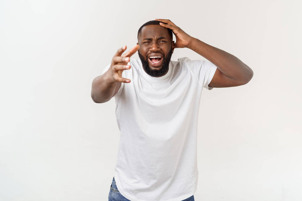 Retrato de jovem afro-americano chocado vestindo camiseta branca olhando para a câmera de surpresa, atordoado com alguma história incrível
. - Foto, Imagem
