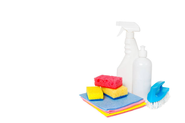 Diferentes tipos de limpiadores domésticos y esponjas de colores, guantes aislados en blanco. Fondo de limpieza. Vista frontal. Composición horizontal
. - Foto, imagen