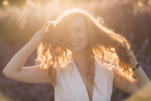Портрет молодой позитивной женщины с вьющимися волосами
 - Фото, изображение