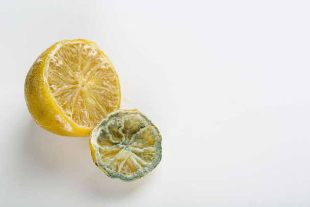 brutto limone con muffa su sfondo bianco
 - Foto, immagini