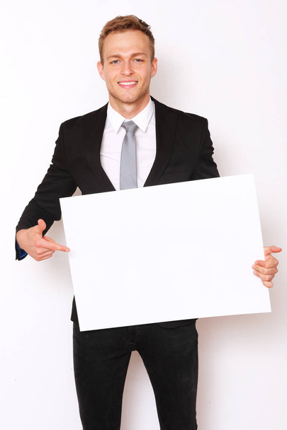 Елегантний чоловік показує білий банер
. - Фото, зображення