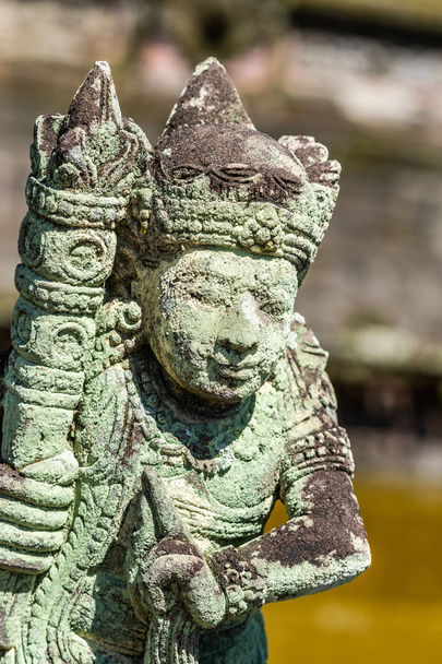 Groene schimmel bedekt standbeeld in Koninklijk Paleis, Klungkung Bali Indone - Foto, afbeelding