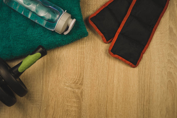 ręcznik butelka wody czerwone ważenie i rolki do prasy na drewnianym stole - Zdjęcie, obraz