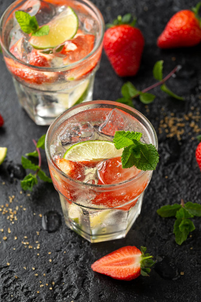 Strawberry Mojito koktél, rum, mész és menta üveg. Nyári hidegital jéggel - Fotó, kép
