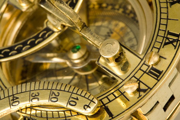 Античний компас з сонячним годинником
. - Фото, зображення
