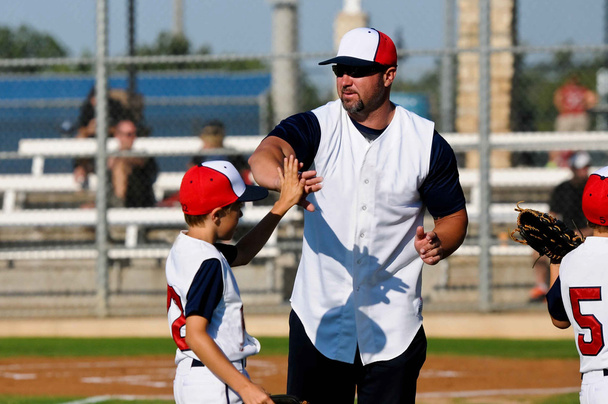 Little league honkbalspeler met coach - Foto, afbeelding