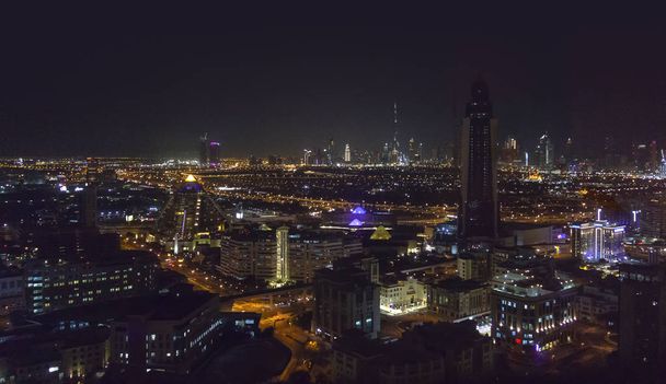 Dubai yöllä
 - Valokuva, kuva