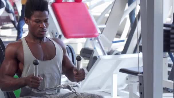 Άρπαξαν νέος Αφρικανός άνθρωπος που εργάζονται έξω σε χαμηλή σειρά καλώδιο γυμναστήριο μηχανή - Πλάνα, βίντεο