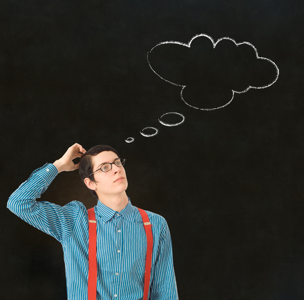 nerd geek üzletember gondolkodás kréta felhő blackboard háttér - Fotó, kép