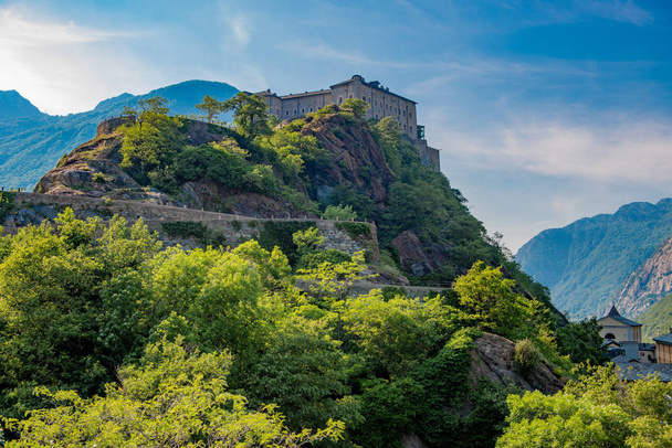 Kalenin üzerinde kale - Fotoğraf, Görsel