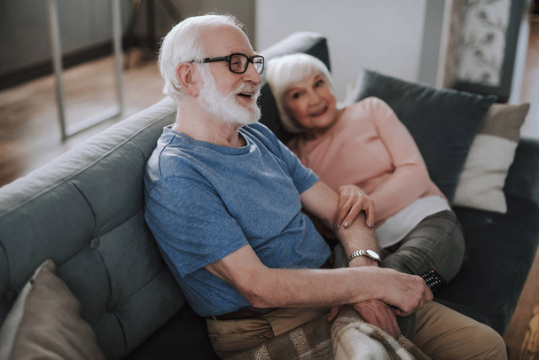 Happy elder couple watching TV together at home - Zdjęcie, obraz