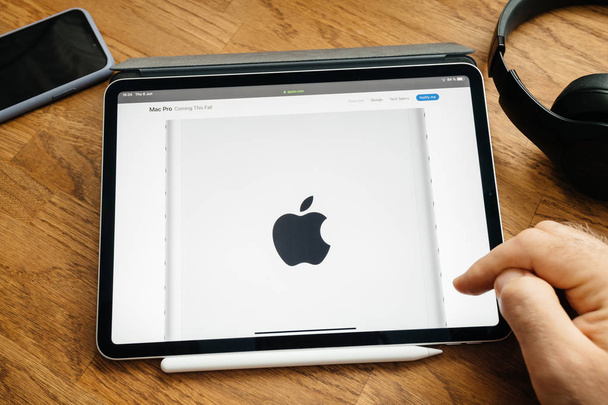 Ember olvas a iPad Pro elindítása Mac Pro munkaállomás, emblémát, jelvény,  - Fotó, kép