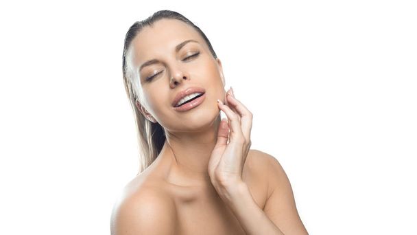 Wellness-Konzept. Frau berührt saubere Haut am Hals. natürliche Schönheit glänzender Haut - Foto, Bild