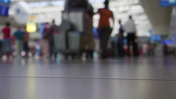 Imagens desfocadas de passageiros caminhando para o balcão de check-in no terminal do aeroporto internacional. Vídeo FHD com efeito desfocado
. - Filmagem, Vídeo