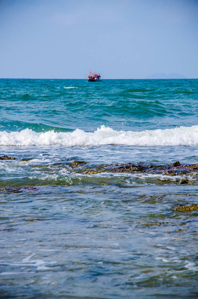 Ocean waves breaking on the rocks on the shore. - Фото, изображение
