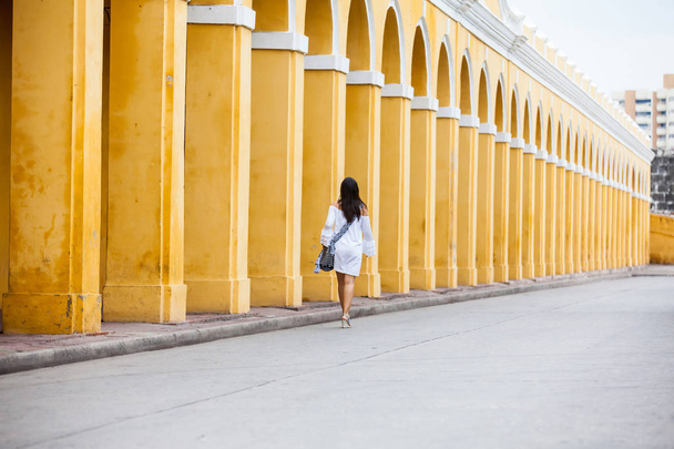 Krásná žena chodící kolem opevněného města v Cartageně de Indias - Fotografie, Obrázek