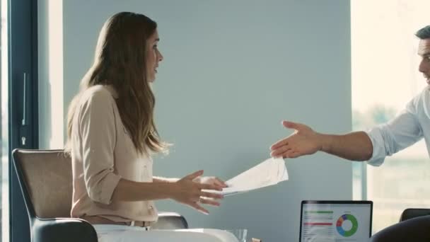 Business people arguing about documents. Business woman throwing paper. - Filmagem, Vídeo